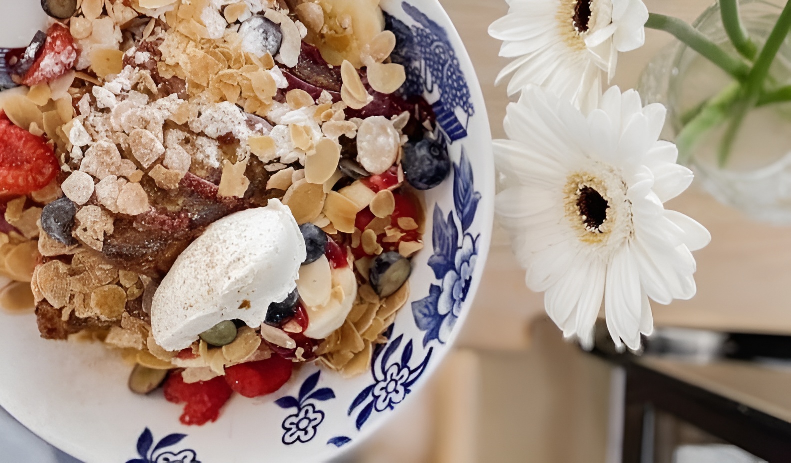 Ontbijt schaal met fruit en cruesli